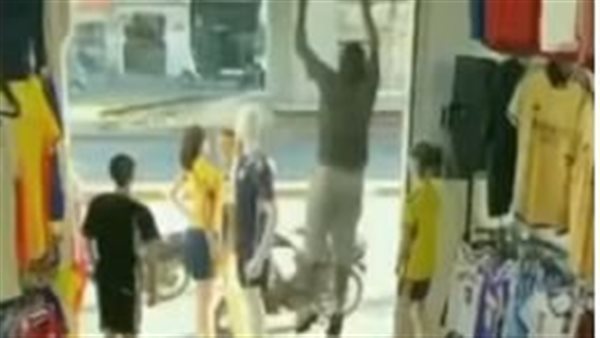 صاحب المحل جري.. حقيقة سرقة سودانيين لمحل ملابس بفيصل | فيديو