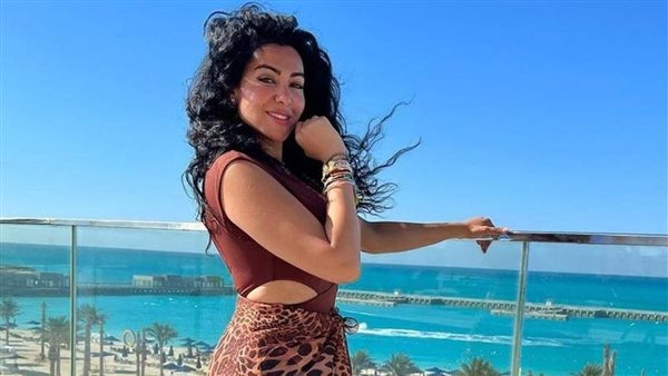 بالفوشيا.. إطلالة مثيرة جديدة لـ ميريهان حسين | شاهد