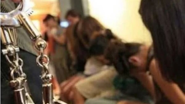 قفزوا بدون ملابس من النافذة.. القصة الكاملة لمداهمة مباحث الآداب شقة التجمع