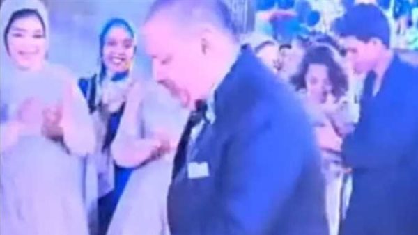 أفضل من مايكل جاكسون.. والد عروسة يشعل السوشيال ميديا برقصة المشي على القمر | فيديو