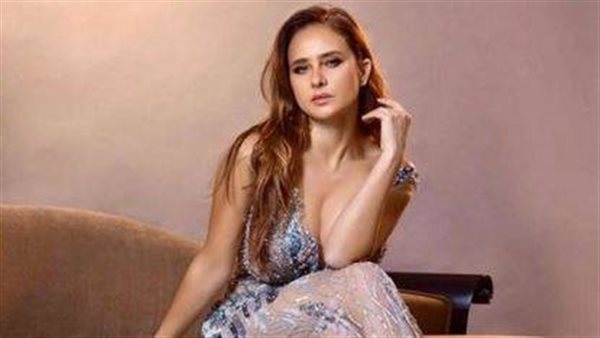 فستان غريب.. نيللي كريم تثير الجدل بهذه الإطلالة | شاهد