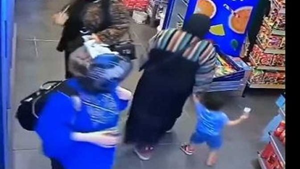 خلوا بالكم من أولادكم.. فيديو صادم لمحاولة سيدة خطف طفل بالغربية وأمه تنقذه | شاهد