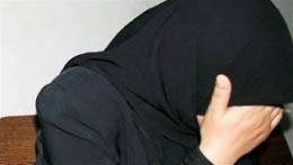 مرضيش يروح معها السوق.. سيدة تلقي زوجها من سطح منزلهما