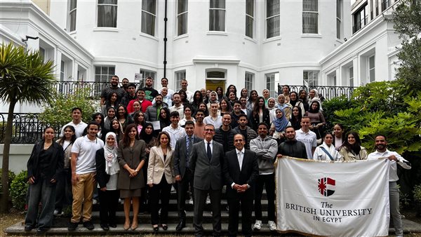 طلاب الجامعة البريطانية يلتقون بالسفير المصري خلال تواجدهم في المملكة المتحدة (صور)