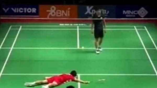 ترنح ثم سقط على وجهه.. تفاصيل اللحظات الأخيرة في حياة لاعب توفي بعد إصابته داخل الملعب 