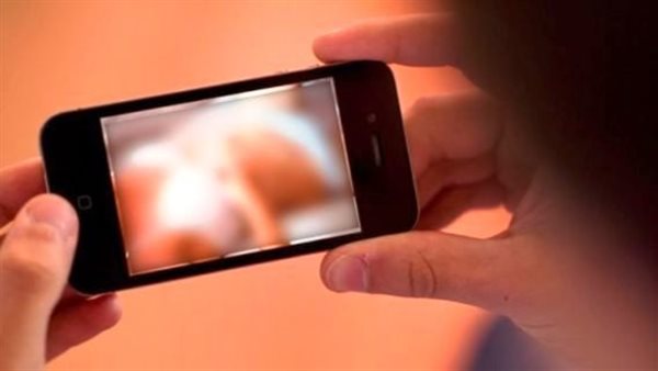 لتحقيق أرباح مالية.. قرار عاجل من النيابة في اتهام شخص بتصوير فيديوهات مخلة