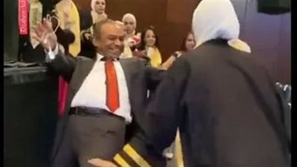  بعد سمر عنتر.. وصلة رقص لأستاذ جامعي في حفلة تخرج تثير الجدل | شاهد