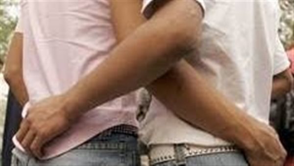 علاقة مشبوهة ومقطع فاضح.. تفاصيل سقوط عجوز في فخ الابتزاز من شابين