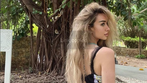 من باريس.. هنا الزاهد تخطف الأنظار بهذه الإطلالة | شاهد