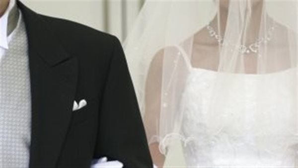لسه آنسة بسبب طليقته.. عروسة تطلب الخلع في شهر العسل