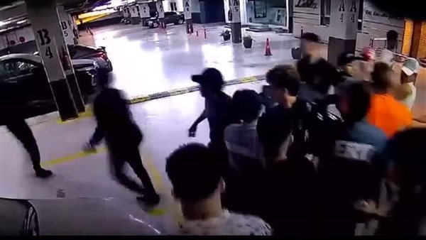 دافع عن زوجته بعد التحرش.. لقطات مثيرة من مشاجرة إمام عاشور وشباب بمول شهير | شاهد