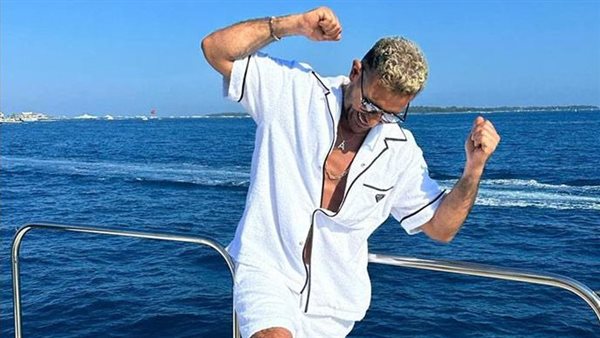 إيه حكايتك يا فنان؟.. أحمد سعد يثير الجدل بارتداء خلخال بعد القميص الشفاف | شاهد