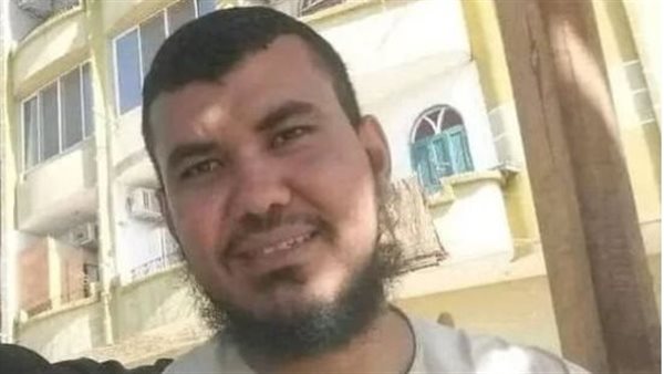 كل يوم يموت ابن..مأساة معلم بالأزهر يفقد أطفاله الثلاثة في 4 أيام | شاهد