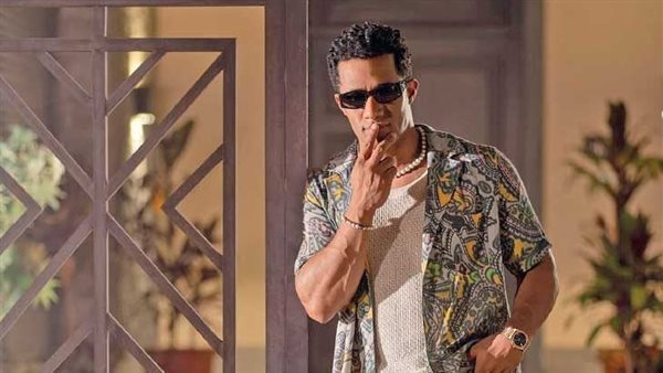 ماذا فعل؟.. معجب يفاجيء محمد رمضان في الساحل الشمالي مجددا | فيديو