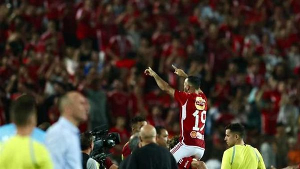أفشة جالهم بالقاضية.. نجم الأهلي يسخر من تشجيع جماهير الزمالك لـ بيراميدز