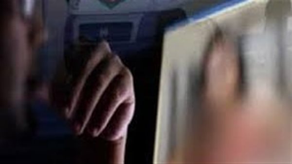 هددها بصور خاصة..تفاصيل ضبط طالب ابتز فتاة في السويس