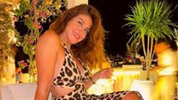 أحمر جريء.. هيدي كرم تشعل السوشيال ميديا بفيديو جديد | شاهد