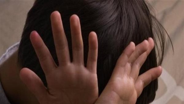 هدده وصوره.. تفاصيل مثيرة في اتهام ربة منزل لعامل بورشة زوجها بهتك عرض ابنها بالمقطم 