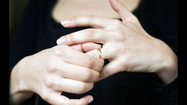 ساب أخوه بيتخانق ومشي ورا واحدة يعاكسها.. هدير تطلب خلع زوجها في محكمة الأسرة