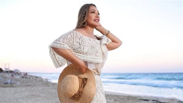 على اليخت.. ليلي علوي تثير ضجة بفستان قصير | شاهد 