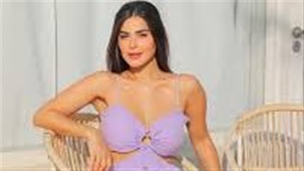 بنطلون غريب وبطن مكشوف.. رانيا منصور تشعل السوشيال ميديا بهذه الإطلالة | شاهد