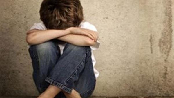 حرقهما بأعقاب السجائر.. تفاصيل التحقيق مع أب بتهمة تعذيب طفليه بالسلام