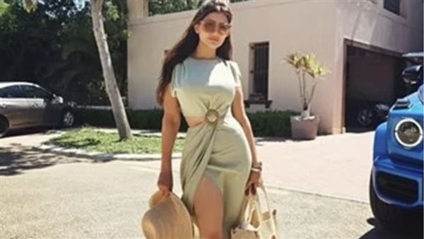 لن تصدقه.. سعر شبشب مي عمر على البحر يثير الجدل بالسوشيال ميديا | شاهد