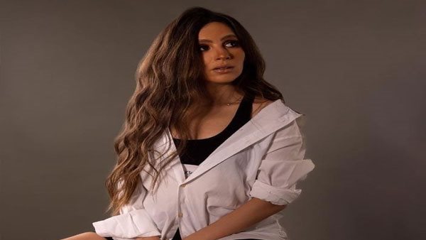  بالشورت.. جميلة عوض تخطف الأنظار بهذه الإطلالة | شاهد