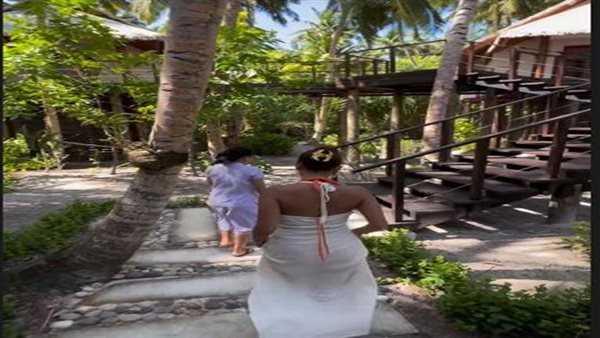  منة عرفة تثير الجدل بفستان أبيض جريء |شاهد