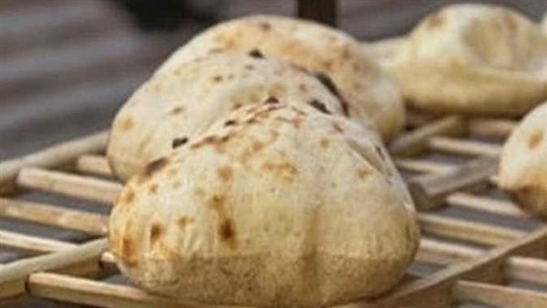 هل يرتفع سعر رغيف الخبز المدعم بعد زيادة البنزين والسولار؟