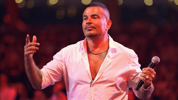 لوك غريب.. عمرو دياب يثير الجدل بظهوره الأخير في السعودية | شاهد