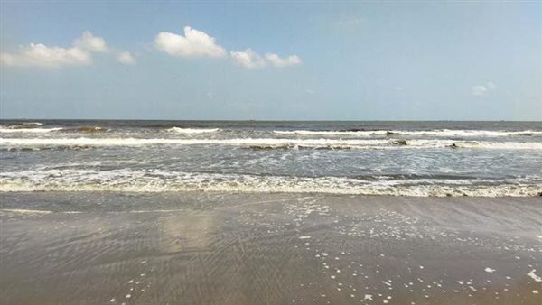 رايات سوداء.. ماذا يحدث على شواطئ بورسعيد؟