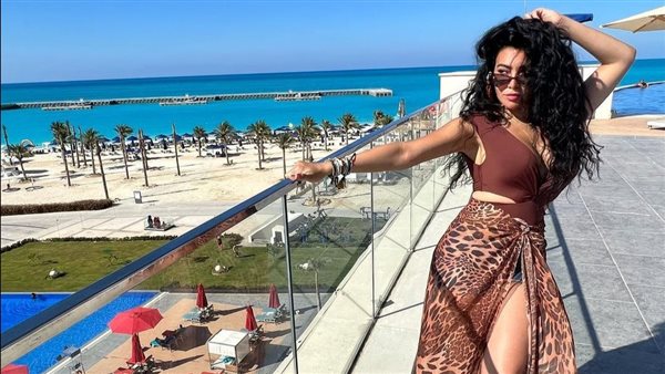 كاش مايوه.. إطلالة مثيرة جديدة للفنانة ميرهان حسين | شاهد