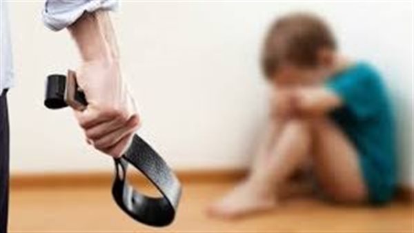 أب بلا قلب.. ربط ابنه بمروحة السقف وسكب عليه بنزين وقيده بالجـ نازير فمات 