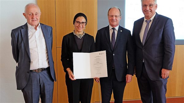 منح الدكتورة نبيلة حمدى بالجامعة الألمانية بالقاهرة جائزة أستاذية 