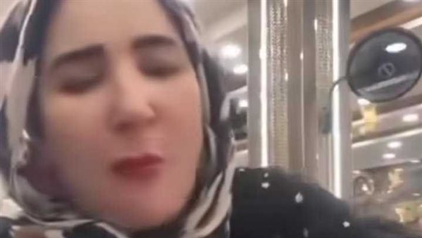 هاكل ببلاش.. ابتزاز بلوجر لمطعم شهير يثير غضب السوشيال ميديا | فيديو