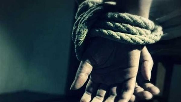 اتفقت مع ابنها.. خطة شيطانية من زوجة سوهاجية لابتزاز زوجها ماليا