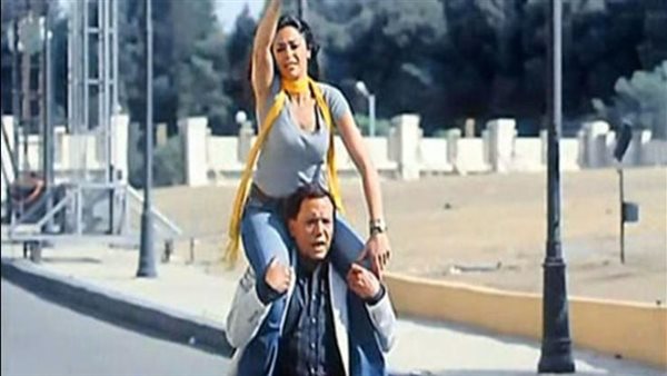 بعد 19 عاما من عرضه.. داليا البحيرى تكشف مفاجأة عن مشهد عادل إمام بفيلم السفارة في العمارة | فيديو 