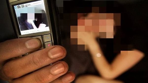 زوجة تتهم طليقها في بلاغ رسمي: نشر صوري على مواقع مخلة وحط رقم تلفوني عليها
