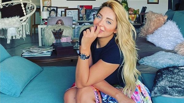 على البحر.. مي حلمي تشعل السوشيال ميديا بهذه الإطلالة | شاهد