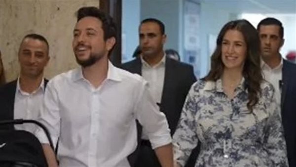 وهي تغادر المستشفى.. أول ظهور لـ الأميرة رجوة الحسين بعد إنجابها ابنتها إيمان | فيديو