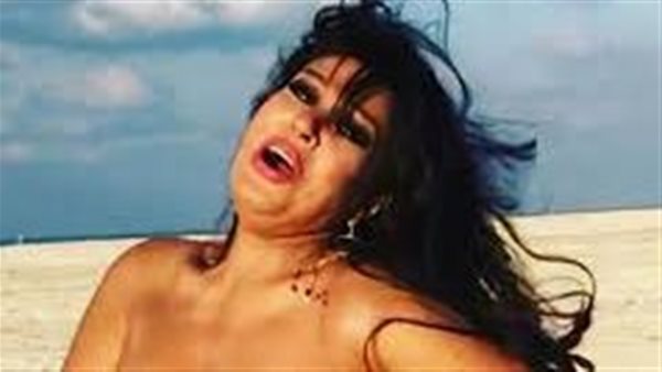 اللي يحبني هدلعه.. فيفي عبده تثير الجدل بوصلة رقص بعباية إسكندراني | فيديو