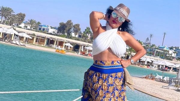 لن تتوقع سعره.. فستان رانيا يوسف في الساحل يثير الجدل | شاهد 