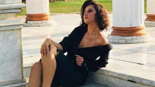 على البحر.. أول ظهور لـ ياسمين رئيس بعد زواجها | فيديو