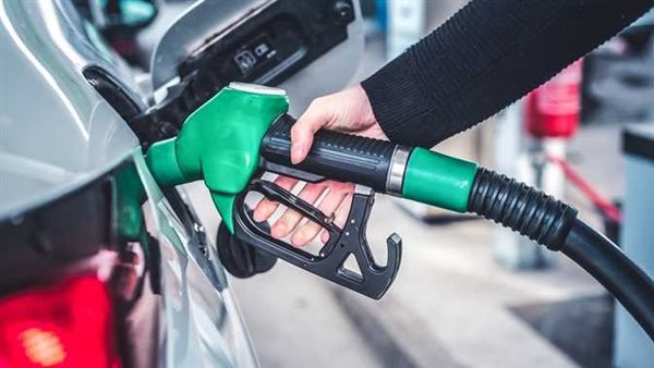 لا أستطيع الدفع.. فنانة شهيرة تبيع سيارتها بسبب ارتفاع أسعار البنزين | فيديو