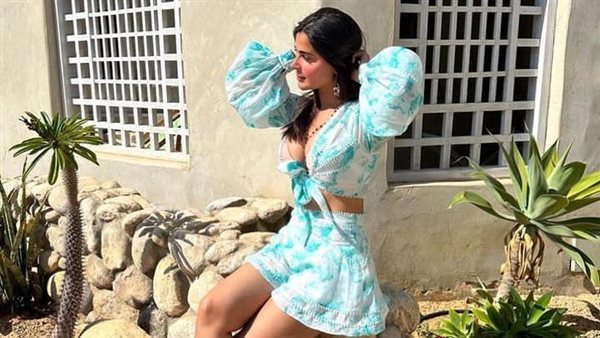 توب أبيض مكشوف البطن.. إطلالة مثيرة جديدة للفنانة رانيا منصور | شاهد 