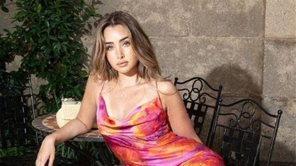 بالأحمر.. إطلالة صيفية جديدة للفنانة هنا الزاهد | شاهد