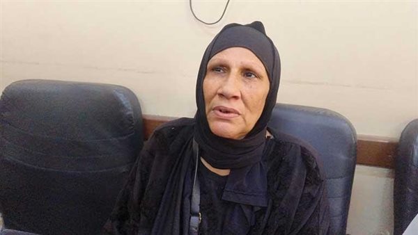 ما القصة؟.. أم تحتضن قاتل نجلها أثناء محاكمته فى الدقهلية وتطلب الصفح عنه