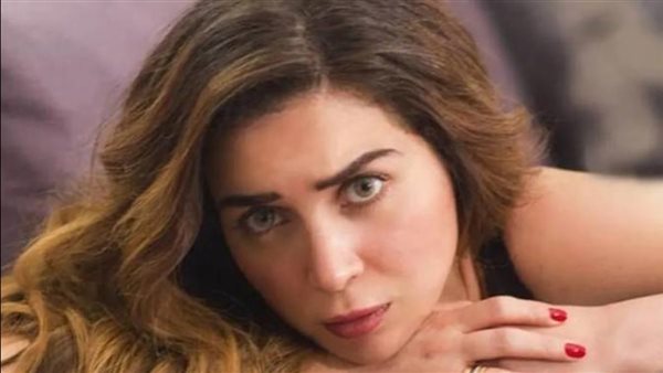 طلبت الدعاء.. مي عز الدين تثير قلق جمهورها