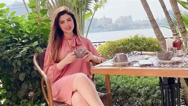 بالأبيض.. ميرنا جميل تشعل السوشيال ميديا بهذه الإطلالة | شاهد